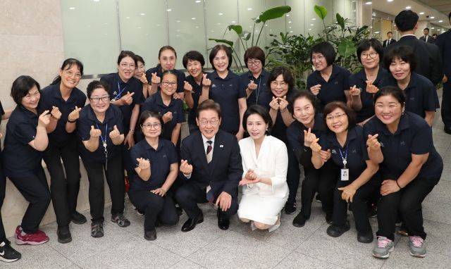 이재명 대통령과 김혜경 여사가 4일 오전 서울 여의도 국회에서 제21대 대통령 취임 선서를 마친 뒤 청소 노동자들과 기념 촬영을 하고 있다. 연합뉴스