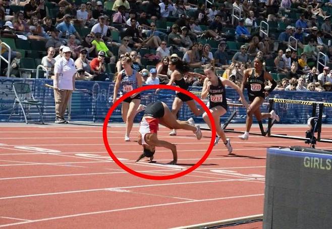 미 오리건주에서 열린 주 육상 선수권 대회에서 고등학생이 100m 허들 결승선 직전 넘어졌지만, 포기하지 않고 두 번의 앞구르기를 하는 센스를 보이며 우승을 차지해 화제다. X(엑스)