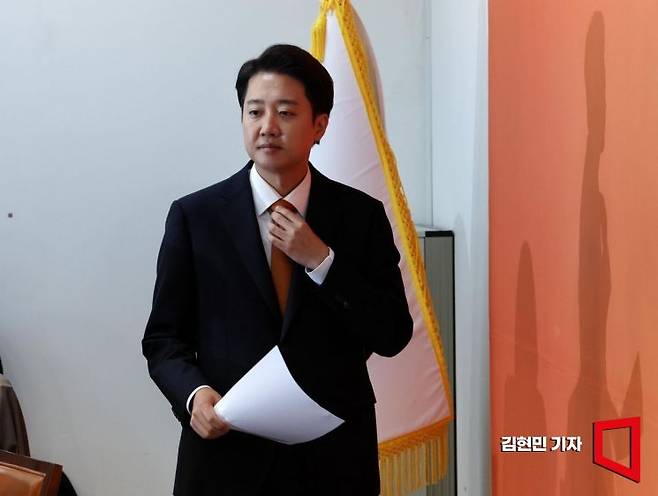 이준석 개혁신당 대선 후보가 29일 국회에서 열린  여성 신체 표현 논란 관련 긴급 기자회견에 참석하고 있다. 김현민 기자