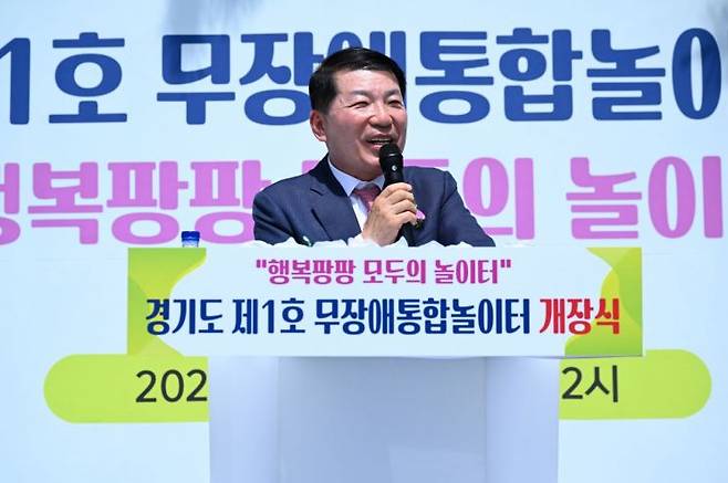 백경현 구리시장이 5일 늘푸른공원에서 경기도 공모사업으로 추진한 '경기도 제1호 무장애통합놀이터'의 개장식에서 인사말을 하고 있다. 구리시 제공