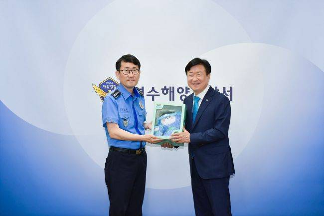 정기명 여수시장은 지난 4일 2026여수세계섬박람회 홍보와 박람회장 운영 협조를 위해 김기용 여수해양경찰서장과 면담했다. 여수시 제공