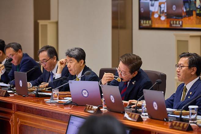 이재명 대통령이 5일 서울 용산구 대통령실 청사에서 열린 국무회의 중 점심으로 도시락 김밥을 먹고 있다./대통령실 제공