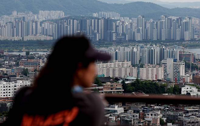 6월 첫 주 서울의 아파트 매매가격이 강남3구(강남·서초·송파) 등 선호지역을 중심으로 18주 연속 상승세를 이어갔다. 사진은 5일 서울 시내 아파트. /뉴시스