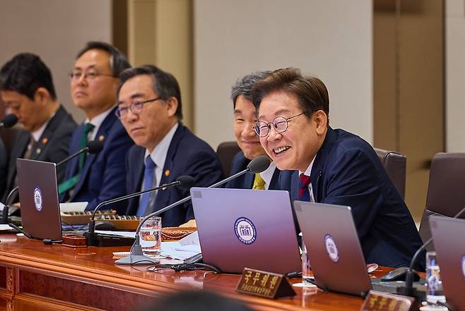 이재명 대통령이 5일 오전 서울 용산구 대통령실 청사에서 열린 국무회의를 주재하고 있다./대통령실