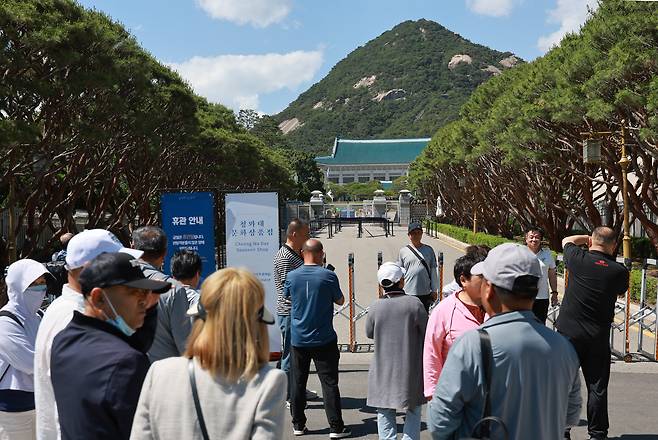 일 서울 종로구 청와대를 찾은 관광객들이 기념 촬영하고 있다.    이재명 대통령은 대통령 집무실을 청와대로 이전할 방침이다. 다만 청와대 개·보수 작업이 완료될 때까지는 당분간 용산 대통령실로 출근할 전망이다./연합뉴스