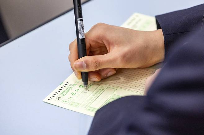 2025년 3월 전국연합 학력평가가 실시된 지난 3월 26일 오전 서울 금천구 금천고등학교에서 학생들이 시험 준비를 하고 있다. /뉴스1