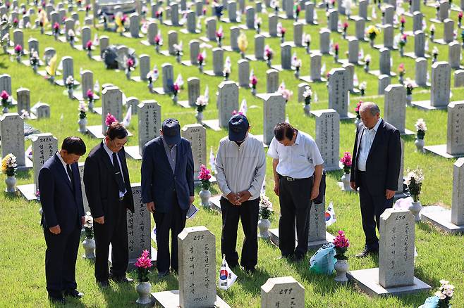 현충일을 하루 앞둔 5일 서울 동작구 국립서울현충원에서 참배객들이 묘역에 참배하고 있다. /뉴스1