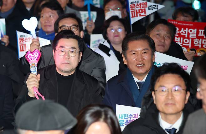 박찬대 더불어민주당 원내대표와 정청래 국회 법사위원장이 지난 3월 서울 종로구 광화문 동십자각에서 열린 윤석열 대통령 파면 촉구 집회에 참석해 구호를 외치고 있다 /뉴스1