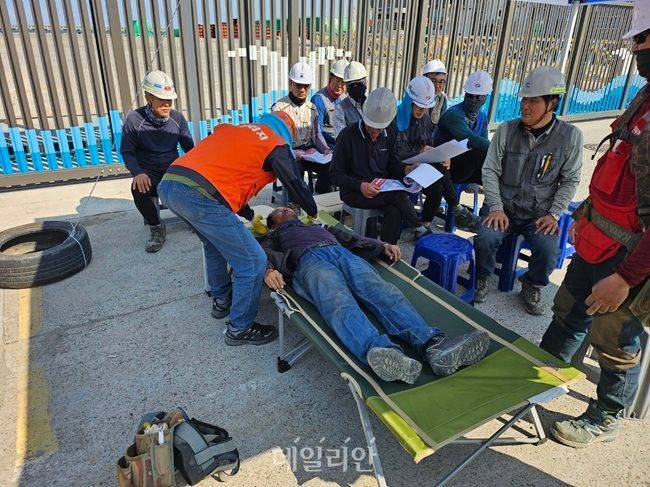 울산항만공사가 건설현장에서 온열질환자가 발생한 상황을 가정해 훈련을 하고 있다. ⓒ울산항만공사