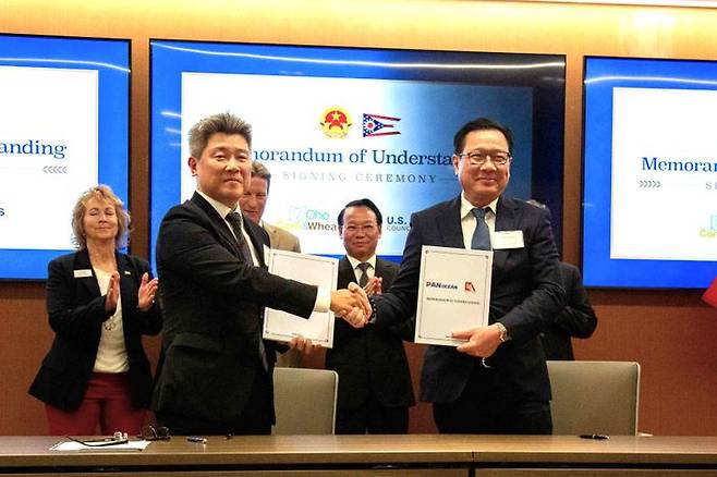 4일(현지시각) 미국 오하이오주 컬럼버스에서 열린 업무협약(MOU)식에서 정도식 팬오션 싱가폴법인장(왼쪽부터)과 응우옌 투안 남(NguyenTuanNam) 카이안(KhaiAnh)회장이 기념사진을 촬영하고 있다.ⓒ팬오션