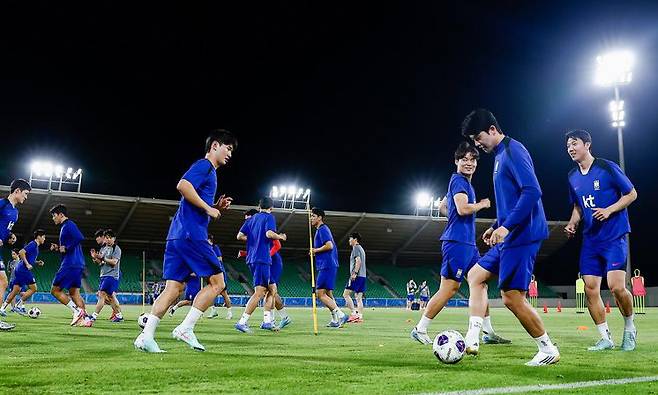 한국 축구대표팀 선수들이 3일(현지 시간) 이라크 바스라의 알 파이하 스타디움에서 더위를 피해 야간 훈련을 하고 있다. 한국은 6일 오전 3시 15분(한국 시간)에 열리는 이라크와의 2026 북중미 월드컵 아시아 3차 예선 B조 9차전 방문경기에서 11회 연속 월드컵 본선 진출에 도전한다. 대한축구협회 제공