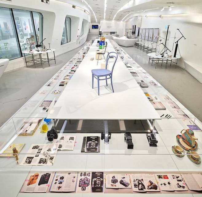 우리가 가진 물건의 아름다움은 그것이 대량생산된 제품이라도 우리 생활을 아름답게 한다. 서울시립대 디자인학과 김성곤 교수 부부가 일상에서 쓰는 공산품을 조명한 전시 ‘공산품 미학’을 보면 이를 느낄 수 있다. 위쪽 사진부터 재스퍼 모리슨이 디자인한 와인잔과 찻잔 세트, 조르제토 주자로가 디자인한 카메라와 자동차, 전시 ‘공산품 미학’의 모습. 김성곤 교수 제공