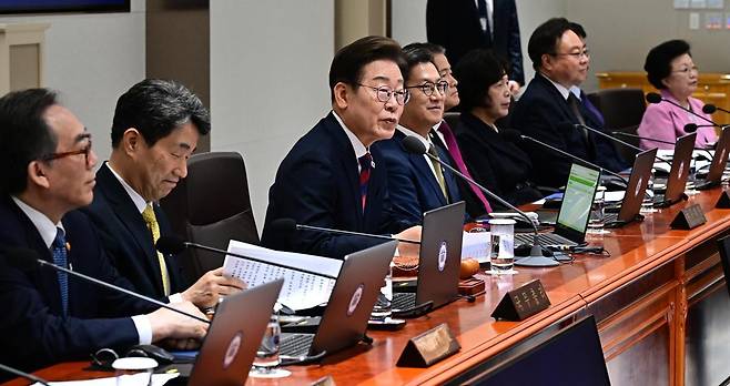 이재명 대통령이 5일 서울 용산 대통령실청사에서 취임 후 열린 첫 국무회의에서 발언하고 있다. 2025.06.05. 대통령실사진기자단