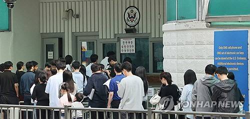 지난달 28일 서울 종로구 주한 미국대사관 앞에서 미국 비자를 발급받으려는 사람들이 줄을 서 있는 모습. [연합뉴스]