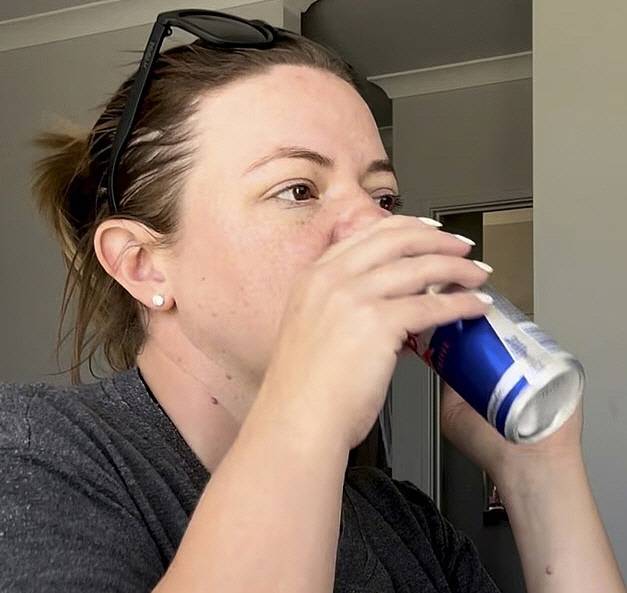 10년 넘게 에너지 음료 '레드불'을 마셔온 호주의 루시 파커(35)가 병원에서 비알코올성 지방간 질환 진단을 받은 사연을 공유했다. [루시 퍼스 SNS 캡처]