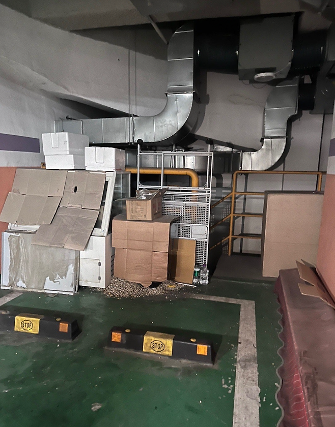 스크린샷 2025-06-05 093852.png 상가 주차장에 몇년째 방치된 앵무새