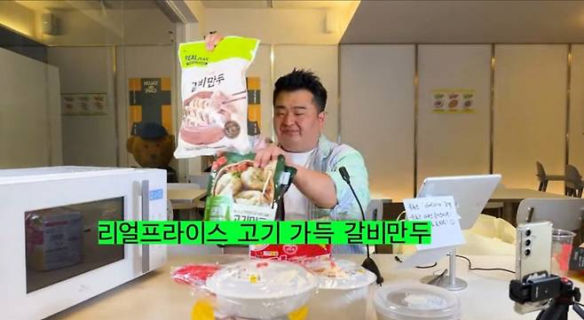 갈비만두 소개하며 만두회사 소개하는 이원일 쉐프