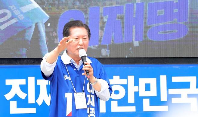 제21대 대선운동 당시 정청래 더불어민주당 골목골목 선대위원장이 지난달 31일 전북 전주시 풍남문광장에서 유세 차량에 올라 이재명 후보 지지를 호소하고 있다. 사진=뉴스1