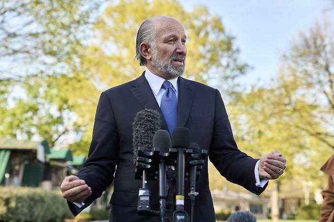 하워드 러트닉 미국 상무장관이 지난 9일(현지 시간) 미국 워싱턴 백악관에서 기자회견 하고 있다. 뉴시스