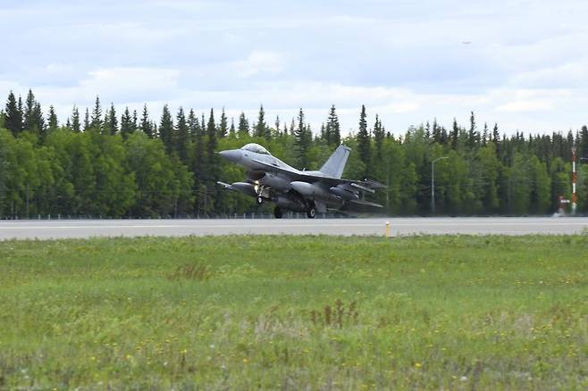 한국시간으로 5일 새벽 2시 공군 충주기지에서 이륙한 KF-16이 약 9시간의 비행을 마치고 미국 현지시간으로 4일 18시 알래스카주 아일슨 기지에 착륙하고 있다. 공군 제공