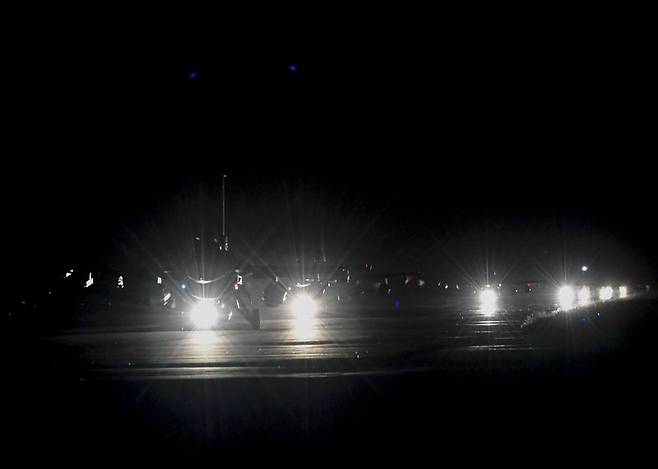 공군 KF-16 전투기가 지상활주하고 있다. 공군 KF-16 전투기 6대는 미 태평양공군 사령부(Pacific Air Forces)에서 주관하는 레드플래그 알래스카 훈련에 참가하기 위해 충주기지에서 5일 새벽 2시에 이륙했다. 공군 제공