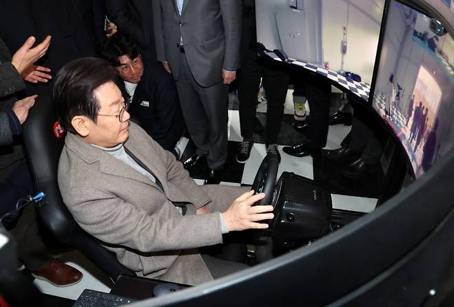 2024년 2월 15일, 이재명 대통령(당시 더불어민주당 후보)이 충북 청주시 충북대학교 오창캠퍼스를 찾아 자율주행차 테스트베드에서 자율주행차 시뮬레이션 체험을 하고 있다. 사진=뉴시스