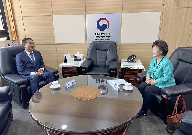 박선영 진실화해위원장(오른쪽)이 지난달 29일 정부 과천청사에서 박성재 법무부 장관과 만났다며 페이스북에 올린 사진. 진실화해위 제공