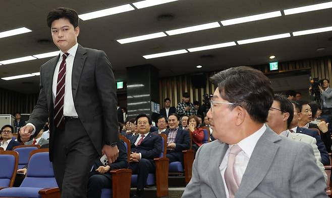 국민의힘 권성동 원내대표가 5일 서울 여의도 국회에서 열린 의원총회에 참석해 착석한 가운데 김용태 비상대책위원장이 입장하고 있다. 연합뉴스