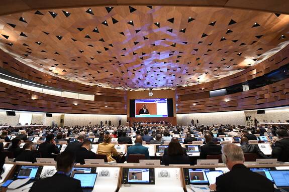 지난 2일(현지시각) 스위스 제네바에서 열린 제113차 국제노동기구 총회장에서 길버트 웅보 사무총장이 국제 무역에서 높아지는 긴장감이 전세계적으로 노동시장에 부담을 가중하고 있다는 취지의 연설을 하고 있다. 제네바/신화 연합뉴스