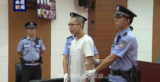 살해 혐의로 법정에 선 우셰위의 모습. 시나뉴스 영상 갈무리