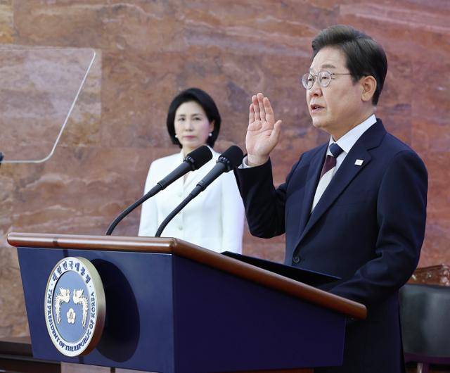 이재명 대통령이 4일 국회 로텐더홀에서 열린 제21대 대통령 취임 선서식에서 선서를 하고 있다. 뉴시스