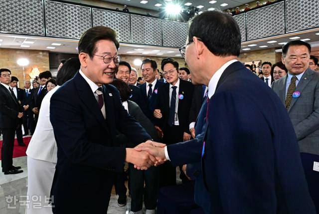 이재명 대통령이 4일 국회 로텐더홀에서 열린 취임선서에서 주호영 국회부의장과 악수하고 있다. 고영권 기자