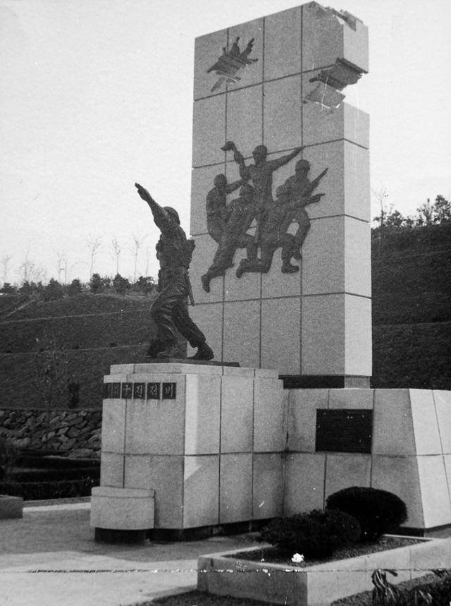 한국전쟁 때 국군 6사단이 치열한 방어전을 펼쳤던 춘천지구전투를 기념하기 위해 만든 전쟁기념관이 있고, 그 앞에는 춘천지구전적비가 세워져 있다. 한국일보 자료사진