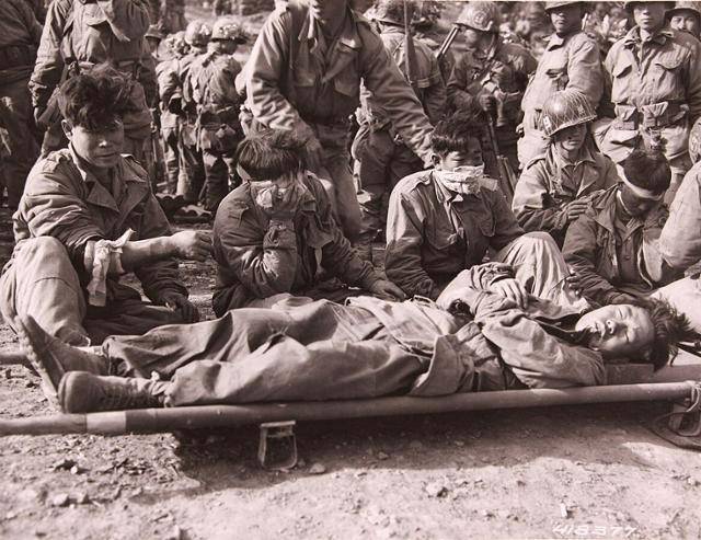 1952년 10월 철원 백마고지 전투 중 부상을 입은 국군 9사단 병사들이 후송을 기다리고 있다. 국사편찬위원회