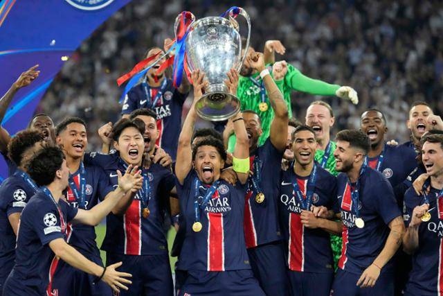 31일(현지시간) 독일 뮌헨 알리안츠 아레나에서 열린 유럽축구연맹(UEFA) 챔피언스리그(UCL) 결승전, 파리 생제르맹과 인터밀란의 경기에서 우승을 차지한 파리 생제르맹 선수들이 트로피를 들어올리고 있다. AP=뉴시스