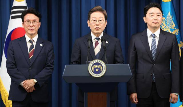 이재명 대통령이 4일 서울 용산구 대통령실 청사 브리핑룸에서 국무총리와 국정원장, 대통령 비서실장 등 인선발표를 하고 있다. 국무총리 후보자로는 김민석(왼쪽) 국회의원, 대통령 비서실장으로는 강훈식(오른쪽) 국회의원이 임명됐다. 뉴스1