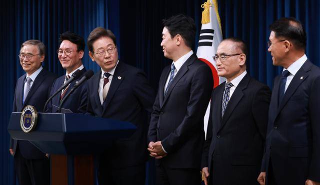 이재명 대통령이 4일 서울 용산 대통령실 청사에서 열린 새 정부 첫 인사 발표를 하고 있다. 왼쪽부터 이종석 국가정보원장 후보자, 김민석 국무총리 후보자, 이 대통령, 강훈식 대통령비서실장, 위성락 안보실장, 황인권 대통령경호처장. 연합뉴스