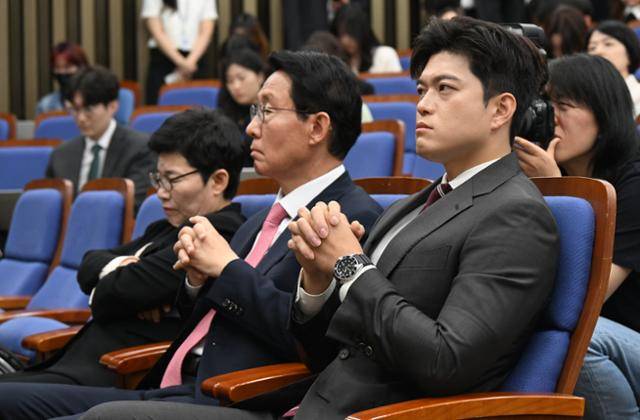 김용태(오른쪽) 국민의힘 비상대책위원장이 5일 국회에서 열린 의원총회에서 권성동 원내대표의 발언을 듣고 있다. 고영권 기자