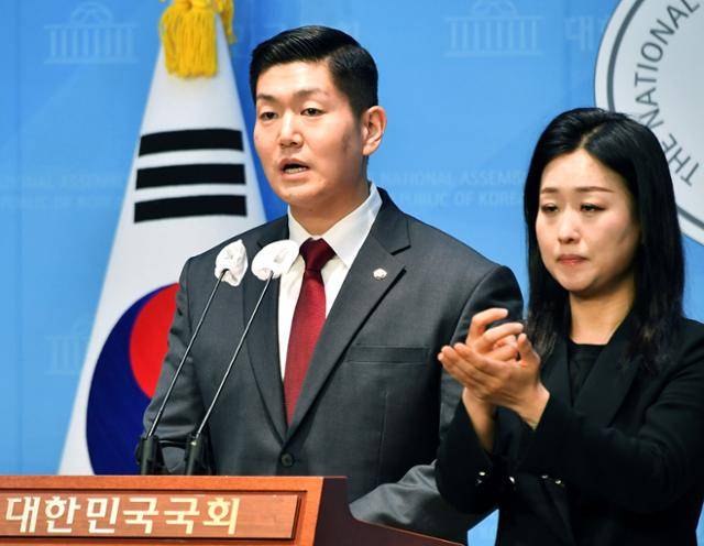 김재섭(왼쪽) 국민의힘 의원이 2024년 12월 11일 서울 여의도 국회 소통관에서 윤석열 대통령 탄핵 찬성 입장을 밝히고 있다. 고영권 기자