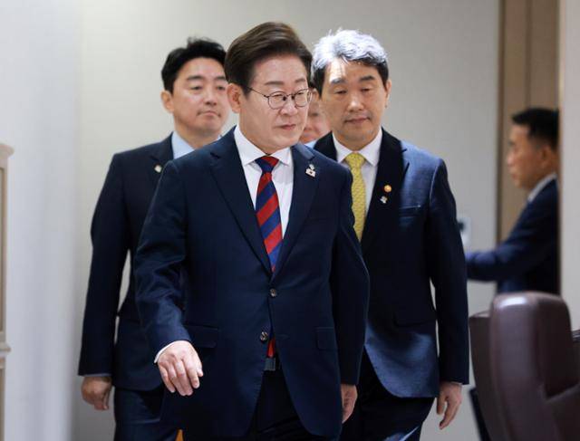 이재명 대통령이 5일 서울 용산 대통령실 청사에서 열린 국무회의에 입장하고 있다. 대통령실통신사진기자단