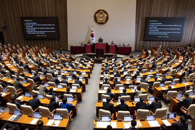 5일 오후 서울 여의도 국회에서 열린 본회의에서 법안이 상정되고 있다. 이날 본회의에서는 법제사법위원회 소관 채해병 특검법(순직 해병 수사 방해 및 사건 은폐 등의 진상규명을 위한 특별검사의 임명 등에 관한 법률안) 등 3개 법안에 대해 의결한다. 뉴스1