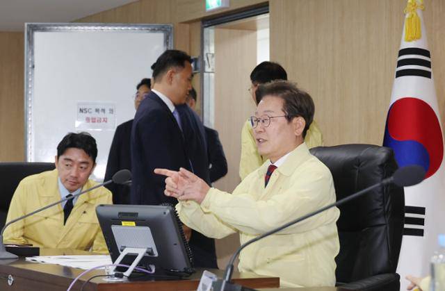 이재명 대통령이 5일 서울 용산 대통령실 청사 국가안전보장회의(NSC) 회의실에서 열린 안전치안점검회의를 준비하고 있다. 연합뉴스