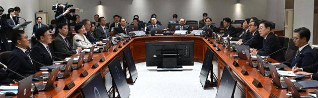 이재명 대통령이 5일 서울 용산 대통령실청사에서 취임 후 열린 첫 국무회의를 주재하고 있다. 왕태석 선임기자