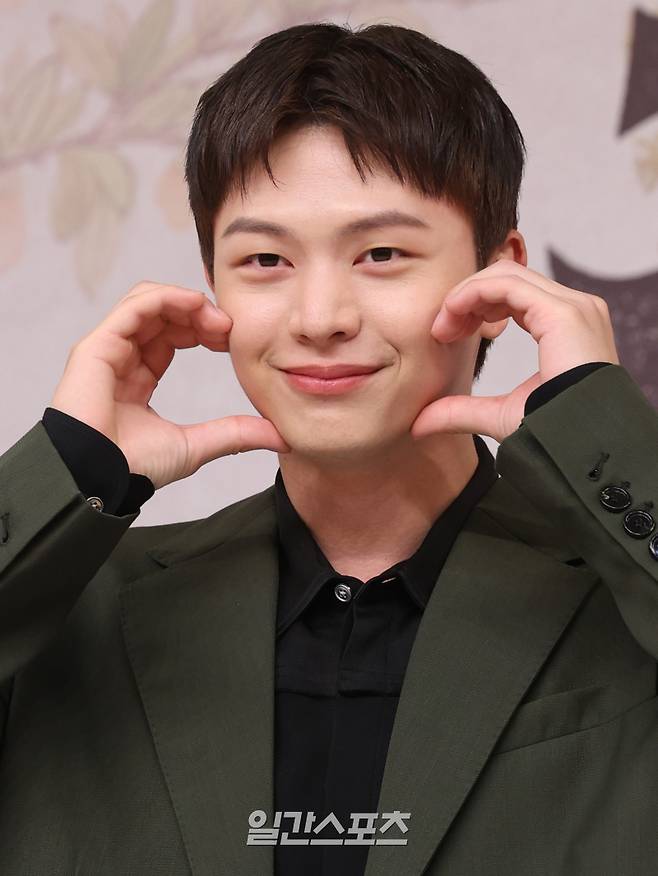 배우 육성재가 17일 오후 서울 양천구 목동SBS에서 열린 SBS 새 금토드라마 '귀궁' 제작발표회에 참석해 포즈를 취하고 있다. '귀궁'은 영매의 운명을 거부하는 무녀 여리와 여리의 첫사랑 윤갑의 몸에 갇힌 이무기 강철이가 왕가에 원한을 품은 팔척귀에 맞닥뜨리며 몸과 혼이 단단히 꼬여버리는 육신 쟁탈 판타지 로코. 18일 밤 9시 50분 첫 방송. 서병수 기자 qudtn@edaily.co.kr /2025.04.17/