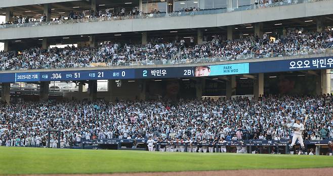 <yonhap photo-5950="">(창원=연합뉴스) 김동민 기자 = 1일 경남 창원NC파크에서 열린 프로야구 2025 신한 SOL 뱅크 KBO리그 한화이글스와 NC다이노스 경기. 1루에서 NC 팬이 응원하고 있다. 2025.6.1 image@yna.co.kr/2025-06-01 18:39:40/ <저작권자 ⓒ 1980-2025 ㈜연합뉴스. 무단 전재 재배포 금지, AI 학습 및 활용 금지></yonhap>