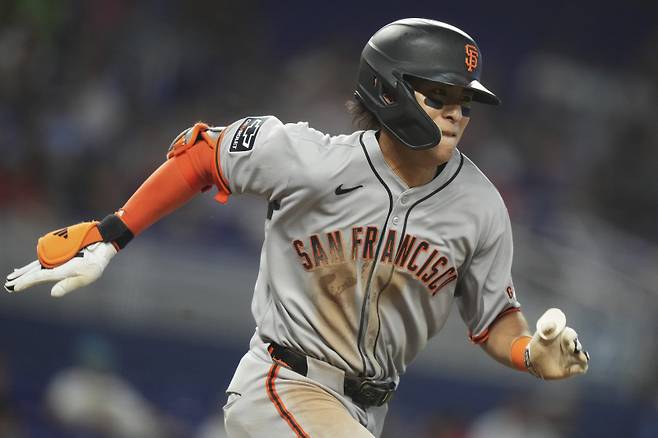 <yonhap photo-1855=""> San Francisco Giants' Jung Hoo Lee runs after hitting a single during the third inning of a baseball game against the Miami Marlins, Saturday, May 31, 2025, in Miami. (AP Photo/Lynne Sladky)/2025-06-01 06:20:15/ <저작권자 ⓒ 1980-2025 ㈜연합뉴스. 무단 전재 재배포 금지, AI 학습 및 활용 금지></yonhap>