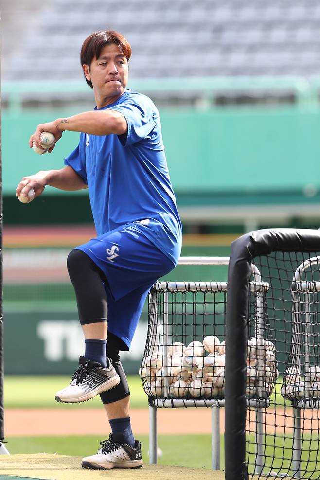 5일 인천 SSG전에 앞서 후배들의 훈련을 돕는 강민호의 모습. 삼성 제공