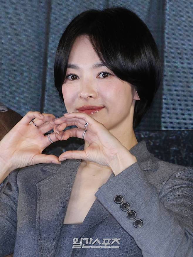 배우 송혜교가 14일 오후 서울 송파구 롯데시네마 월드타워점에서 열린 영화 '검은 수녀들' 쇼케이스 행사에 참석해 포즈를 취하고 있다. '검은 수녀들'은 강력한 악령에 사로잡힌 소년을 구하기 위한 사람들의 이야기를 그린 영화. 24일 개봉. 서병수 기자 qudtn@edaily.co.kr /2025.01.14/