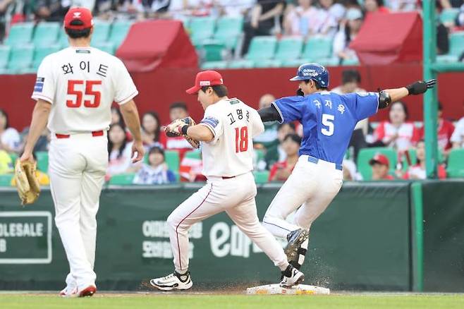 5일 인천 SSG전 4회 1루에서 벌어진 초접전 상황. 고명준이 잠시 머뭇거리는 틈을 타 구자욱이 1루에 먼저 도달했다. 원심은 아웃이었지만 비디오 판독 끝에 세이프로 변경. 삼성 제공