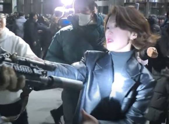 안 대변인이 대통령실 부대변인으로 내정됐다는 보도가 나왔다. 사진은 계엄군 총구를 잡고 있는 안 대변인. [사진=JTBC]